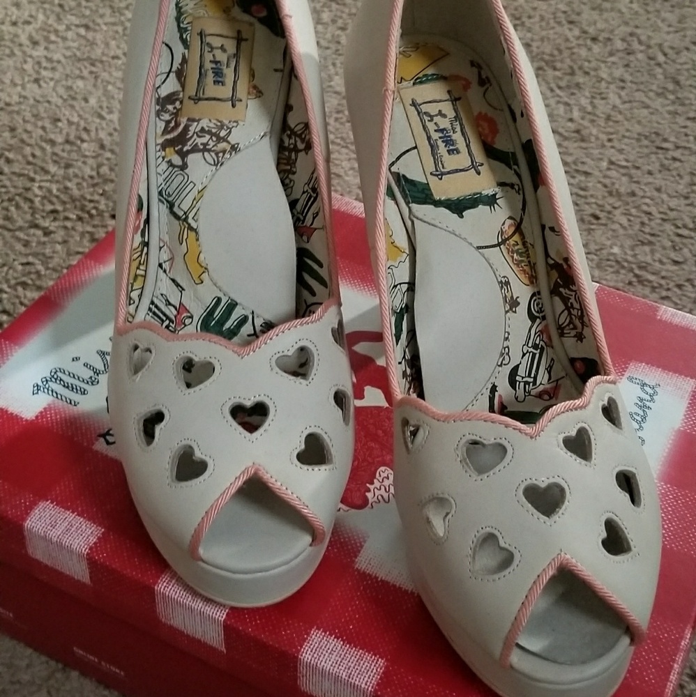 Miss L Fire Heartbreaker pump size 39/8.5